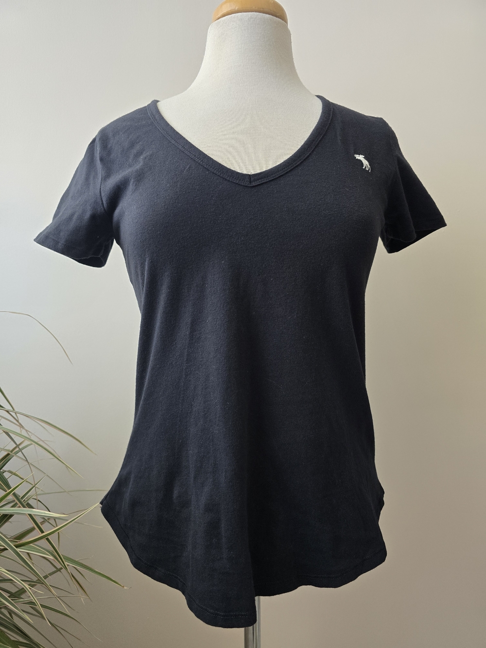 Abercrombie & Fitch Black V-Neck Short Sleeve Tee with White Moose Size M